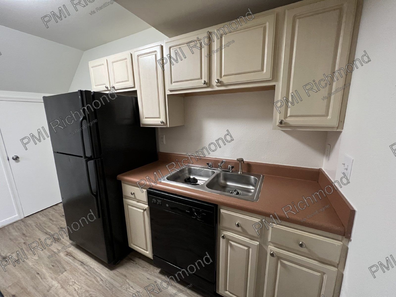 Desirable 2-Bedroom Corner Unit in The Villas Of Oakwood Community! property image