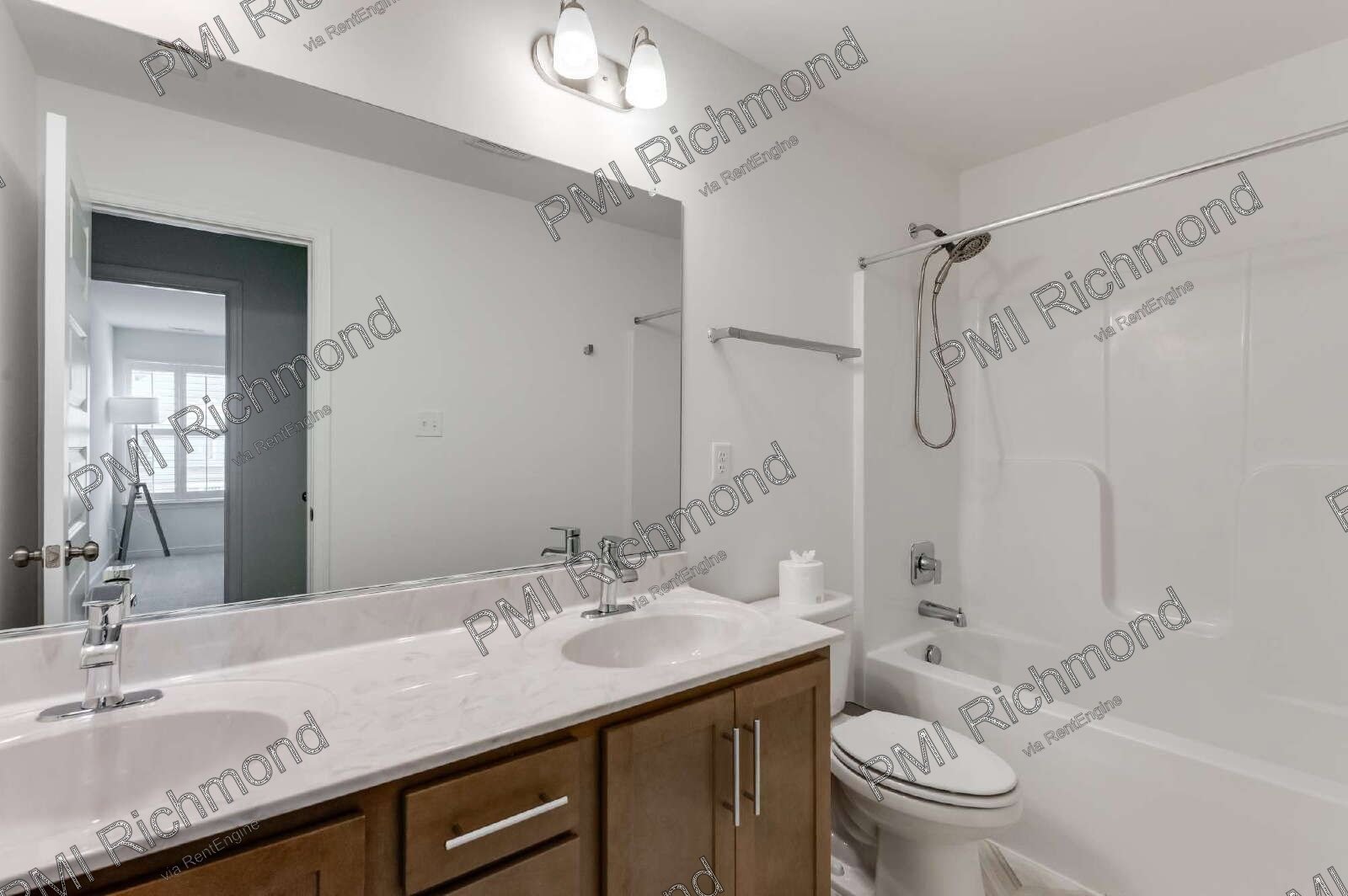 Gorgeous and Spacious 4-Bed Corner Unit Townhome in Moseley, VA! property image