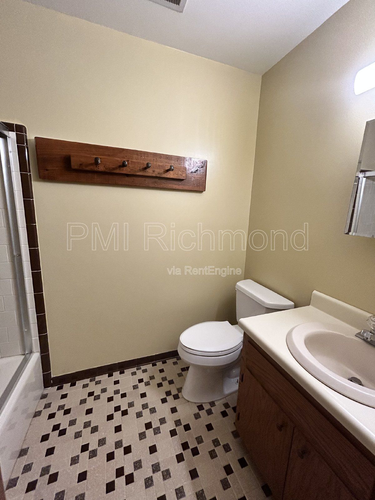 Single Family Contemporary Home in Colonial Heights! property image