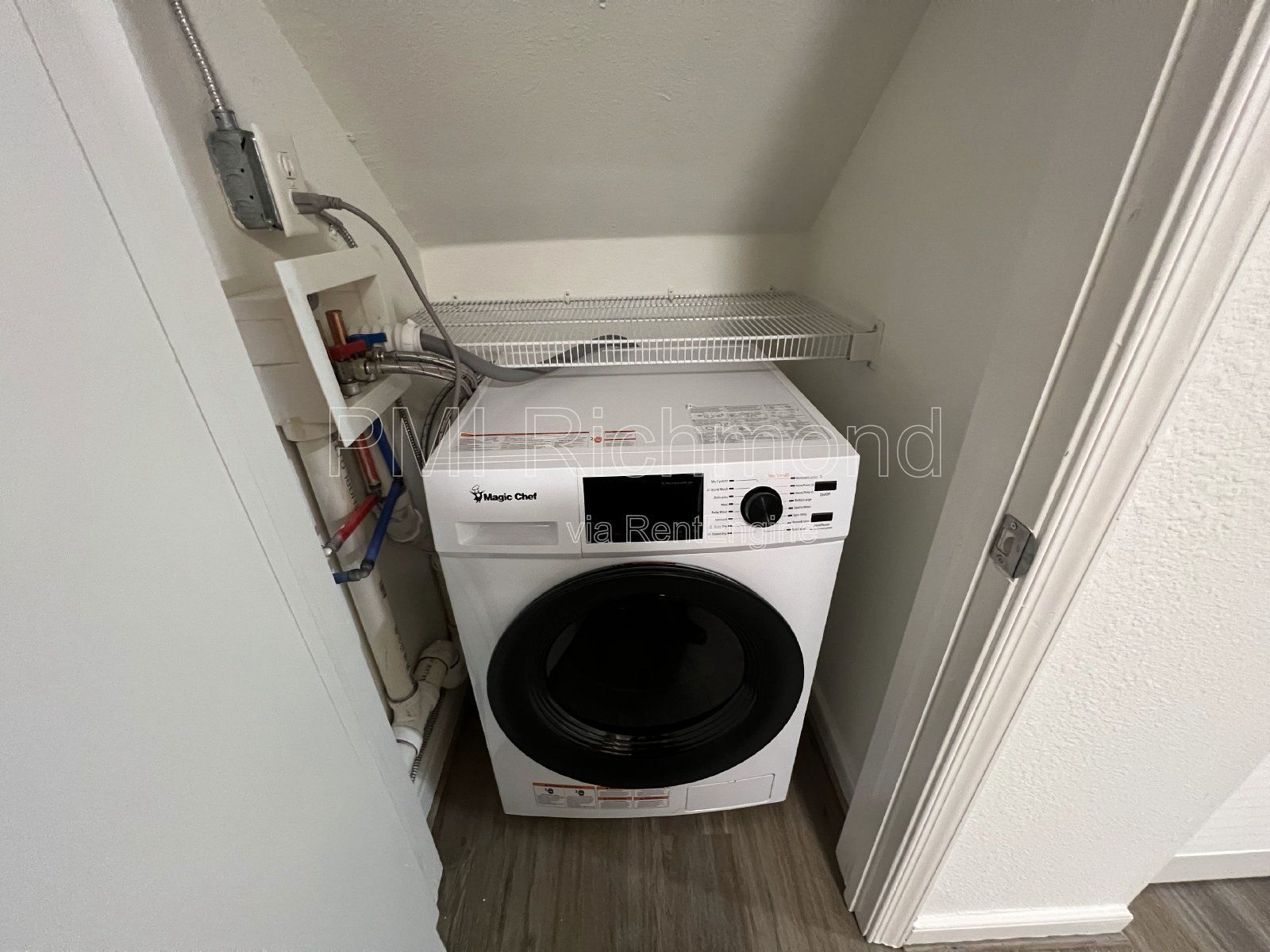 Cozy 2 Bed, 1 Bath End Unit Condo in Villas of Oakwood in Richmond! property image