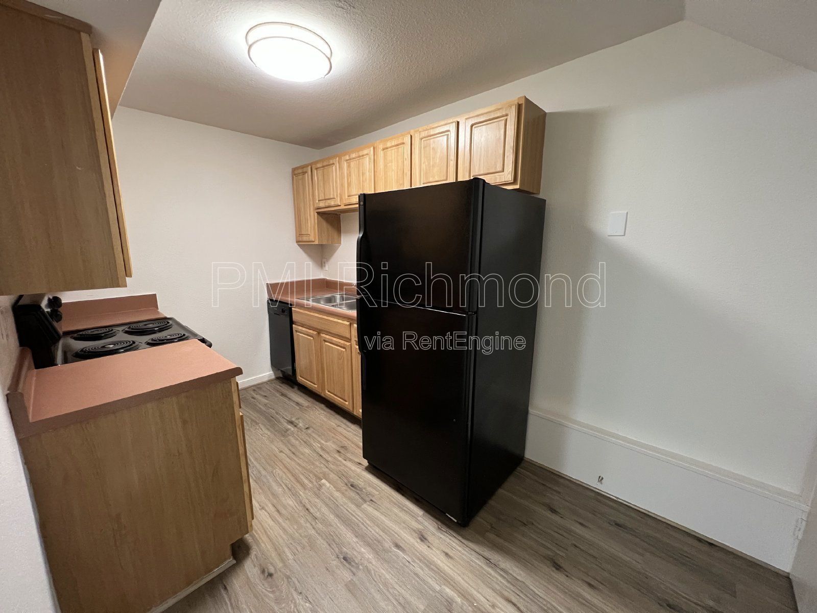 Cozy 2 Bed, 1 Bath End Unit Condo in Villas of Oakwood in Richmond! property image
