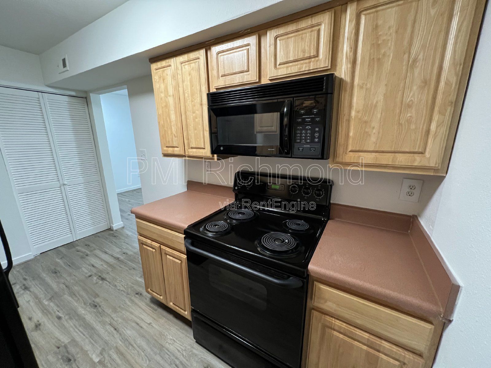 Cozy 2 Bed, 1 Bath End Unit Condo in Villas of Oakwood in Richmond! property image