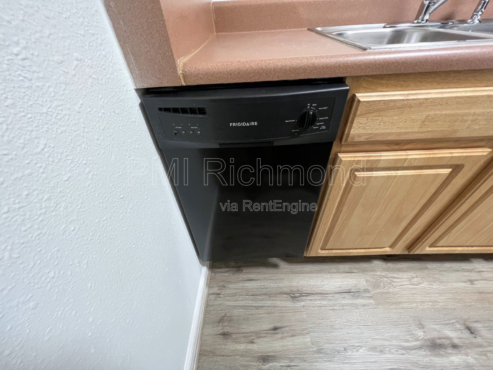 Cozy 2 Bed, 1 Bath End Unit Condo in Villas of Oakwood in Richmond! property image