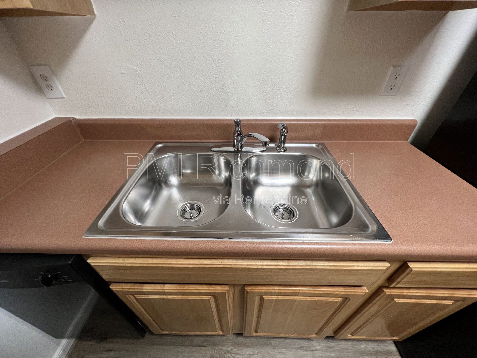 Cozy 2 Bed, 1 Bath End Unit Condo in Villas of Oakwood in Richmond! property image