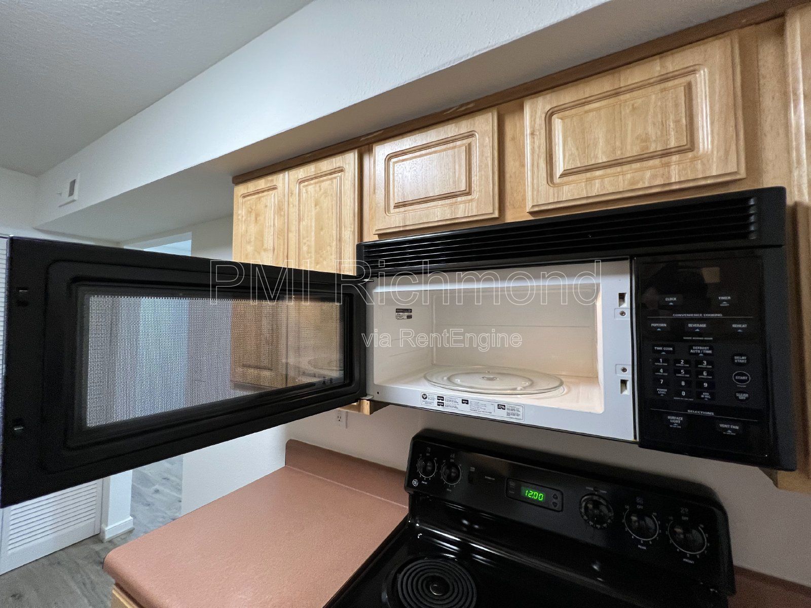 Cozy 2 Bed, 1 Bath End Unit Condo in Villas of Oakwood in Richmond! property image