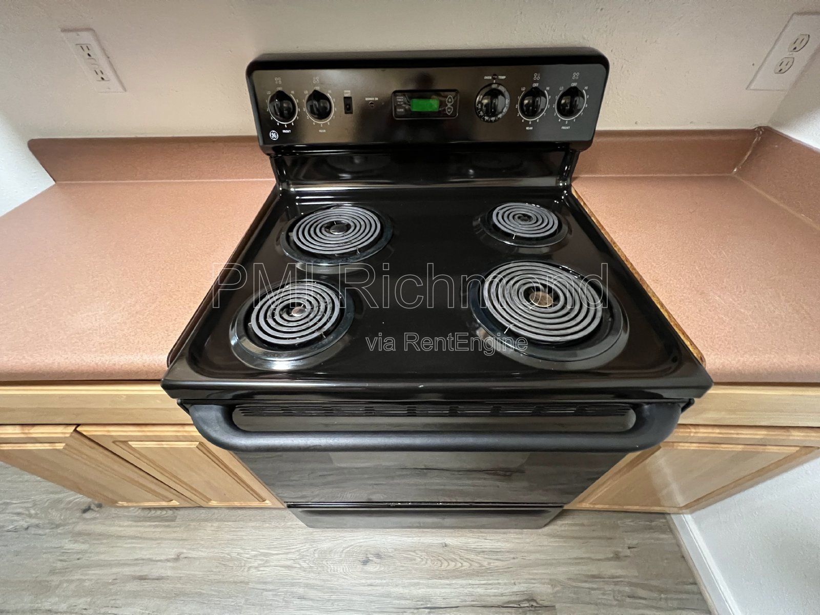 Cozy 2 Bed, 1 Bath End Unit Condo in Villas of Oakwood in Richmond! property image