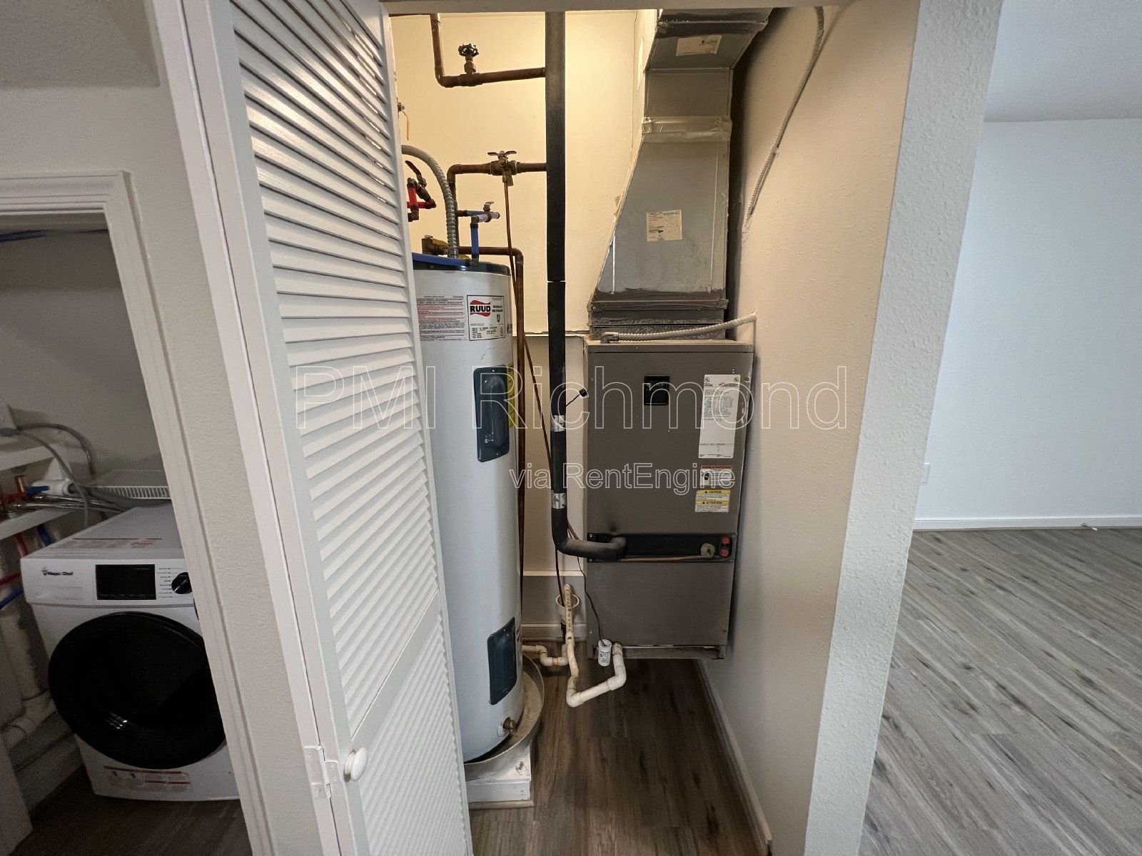 Cozy 2 Bed, 1 Bath End Unit Condo in Villas of Oakwood in Richmond! property image