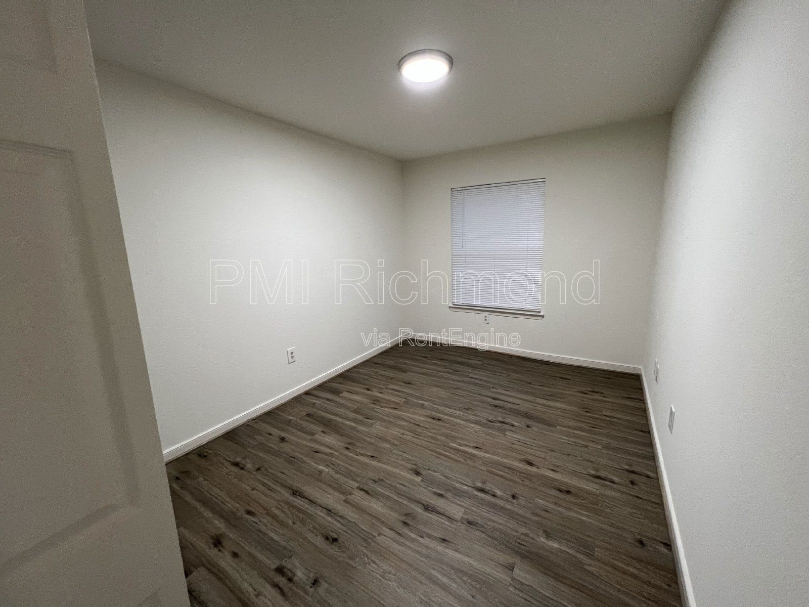 Cozy 2 Bed, 1 Bath End Unit Condo in Villas of Oakwood in Richmond! property image