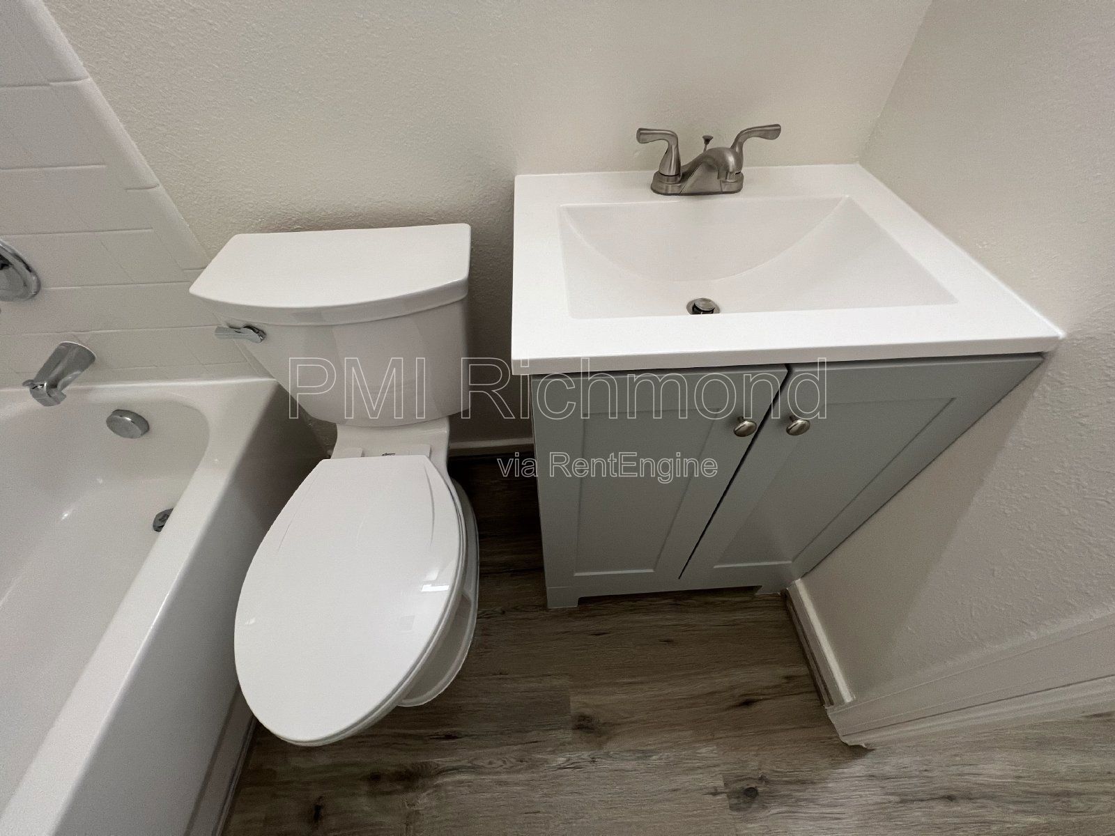 Cozy 2 Bed, 1 Bath End Unit Condo in Villas of Oakwood in Richmond! property image