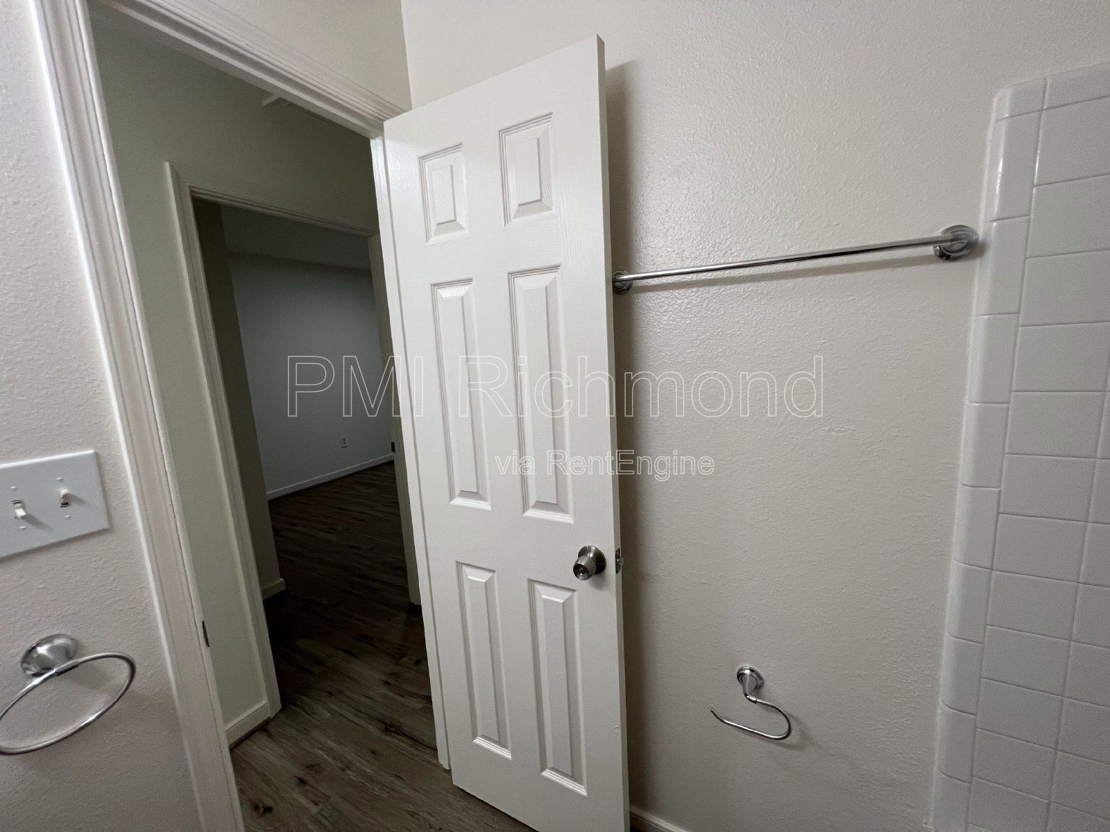 Cozy 2 Bed, 1 Bath End Unit Condo in Villas of Oakwood in Richmond! property image