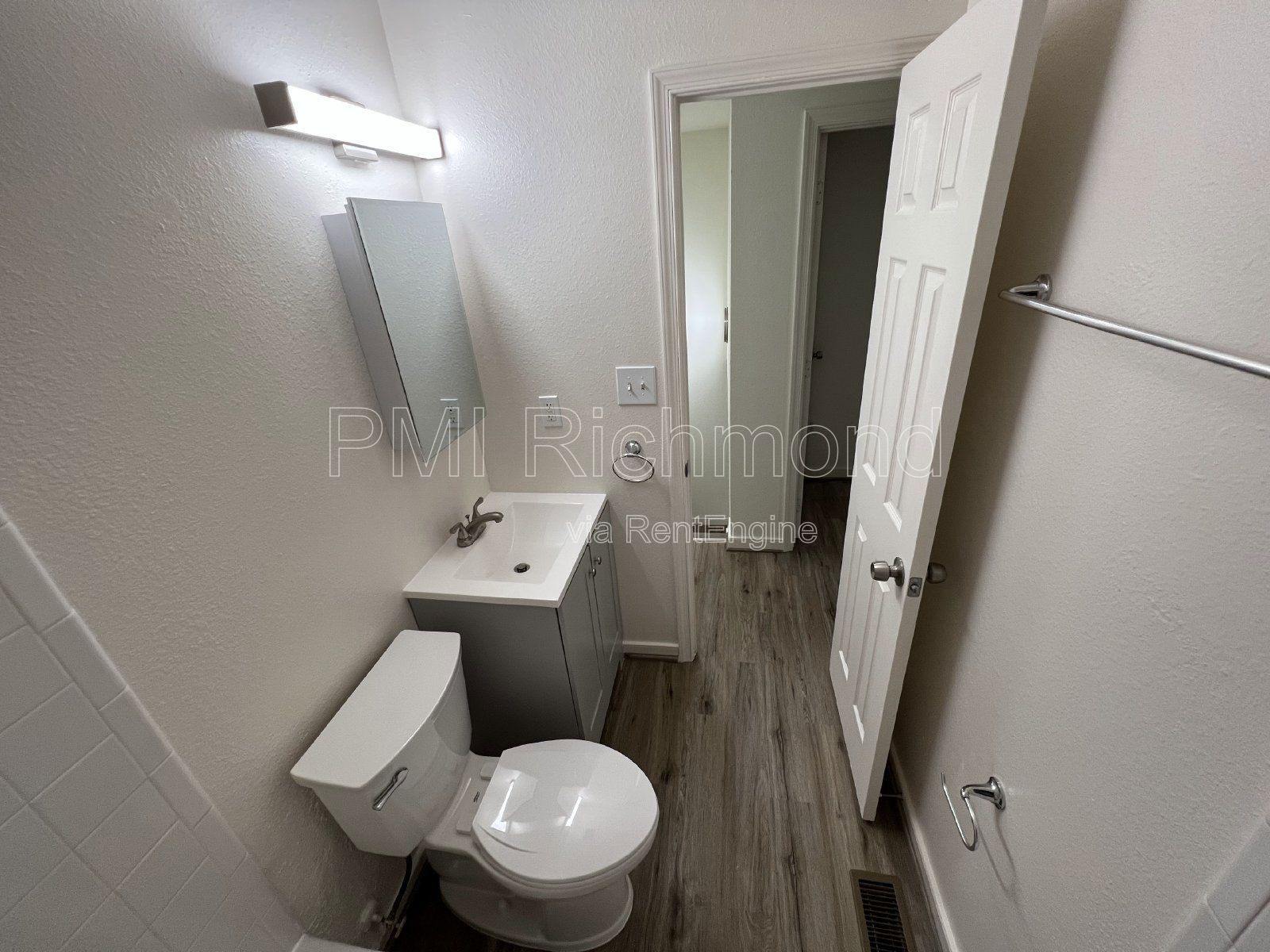 Cozy 2 Bed, 1 Bath End Unit Condo in Villas of Oakwood in Richmond! property image