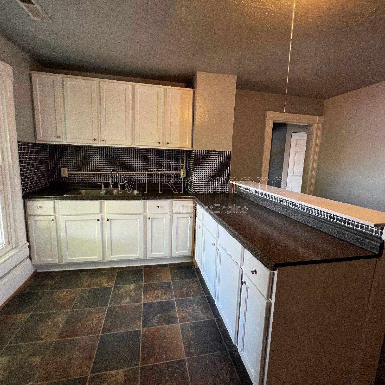 Quaint 1-Bed Duplex Unit Located in Colonial Heights! property image