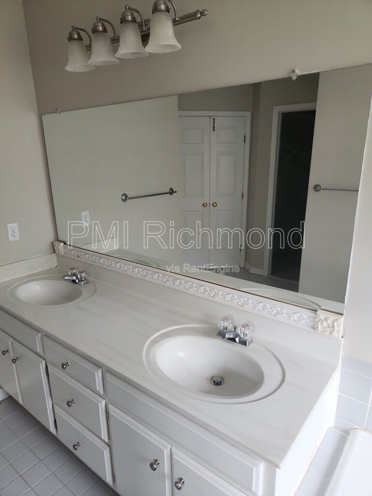 Beautiful 4-Bed Home in the Subdivision of Manor Park at Wyndhm in Glen Allen! property image